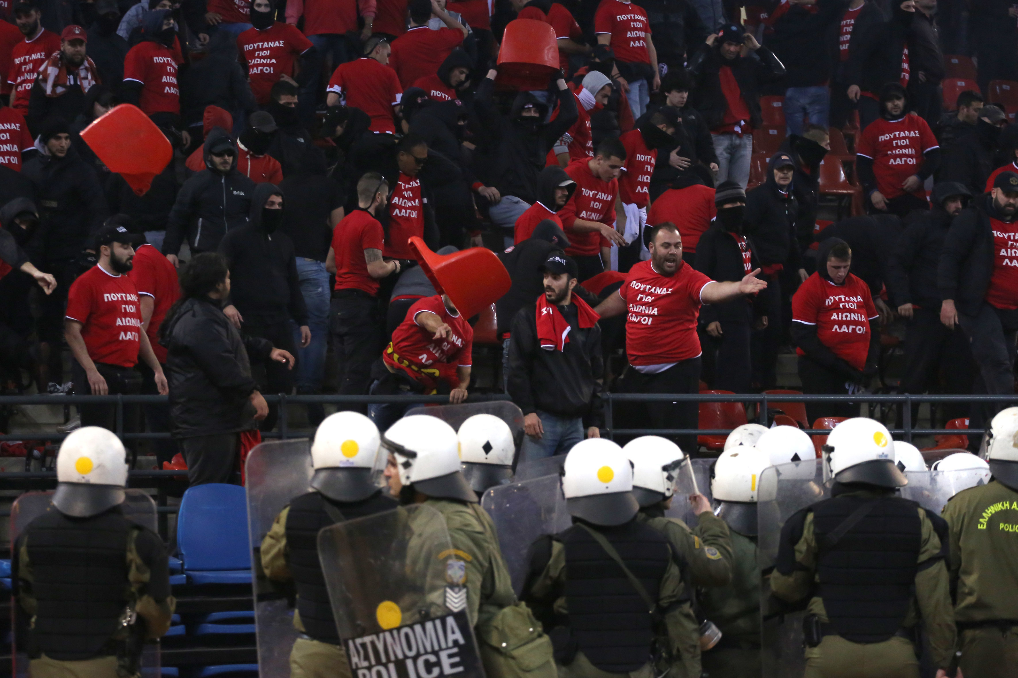 Αφήνουν μαχαιροβγάλτες να αλωνίζουν στα γήπεδα – Συνέλαβαν δυο οπαδούς για τα αίσχη στον τελικό του μπάσκετ – Ψάχνουν άλλους τρεις