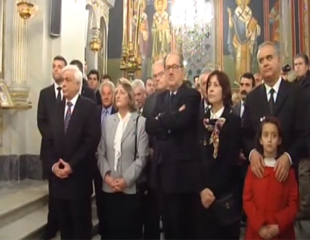 Στον επιτάφιο οι πολιτικοί