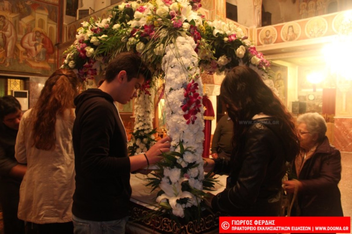 Ξενυχτήσαμε για να στολίσουμε τον Επιτάφιο… Μια όμορφη εμπειρία