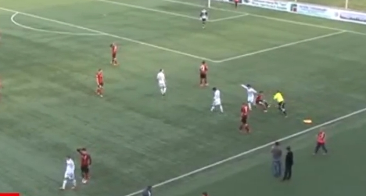 Επόπτης ξυλοκόπησε ποδοσφαιριστή μέσα στο γήπεδο (VIDEO)