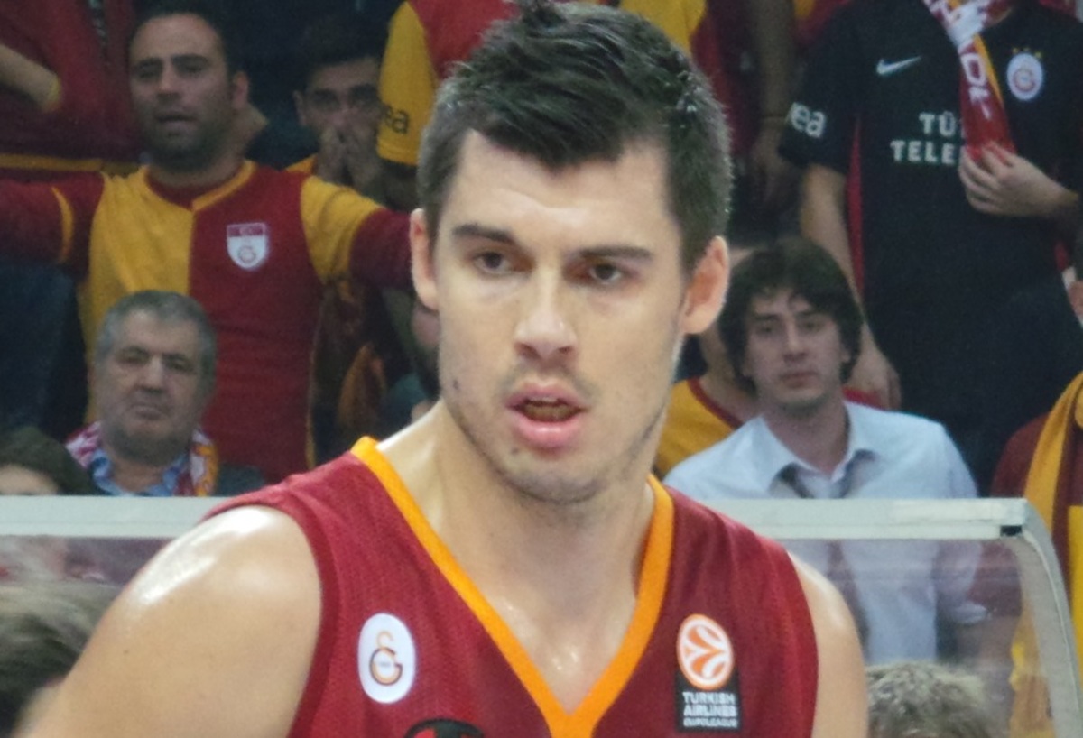 Απίστευτο ματς! Τρίποντο απ’το κέντρο έβαλε ο Έρτσεγκ (VIDEO)