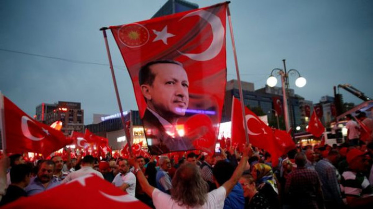 Ο Ερντογάν κάνει πραξικόπημα! – Ποιος το λέει
