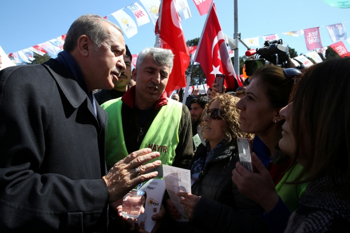 Τσακώθηκε με υποστηρικτή της αντιπολίτευσης σε περίπτερο του “όχι” ο Ερντογάν [vid]