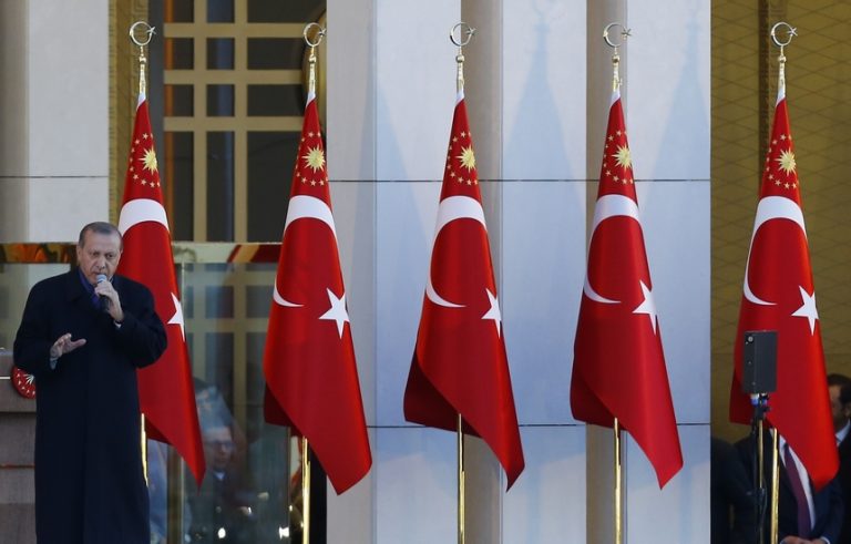 Οργή Ερντογάν μετά τις επικρίσεις για το δημοψήφισμα: “Δεν ξέρουν τα όριά τους”