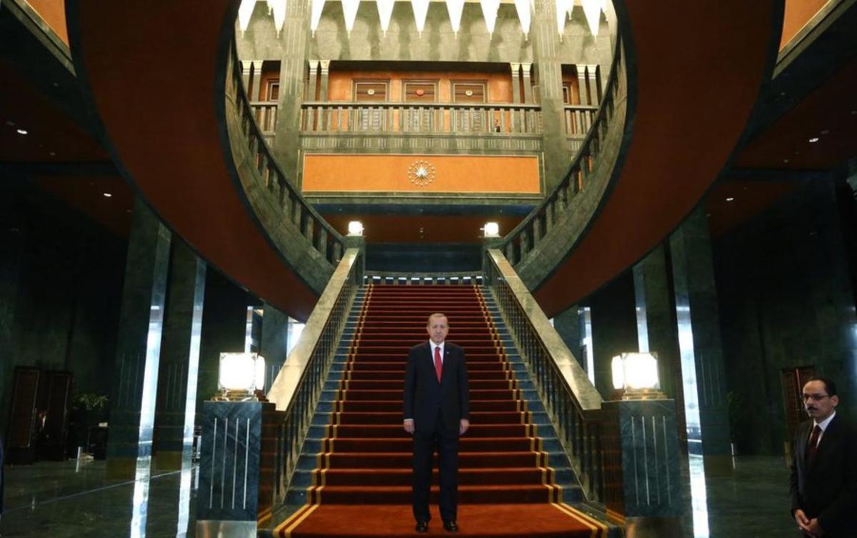 Ο Ερντογάν υπερασπίστηκε το πολυτελές παλάτι των “1.150 δωματίων”