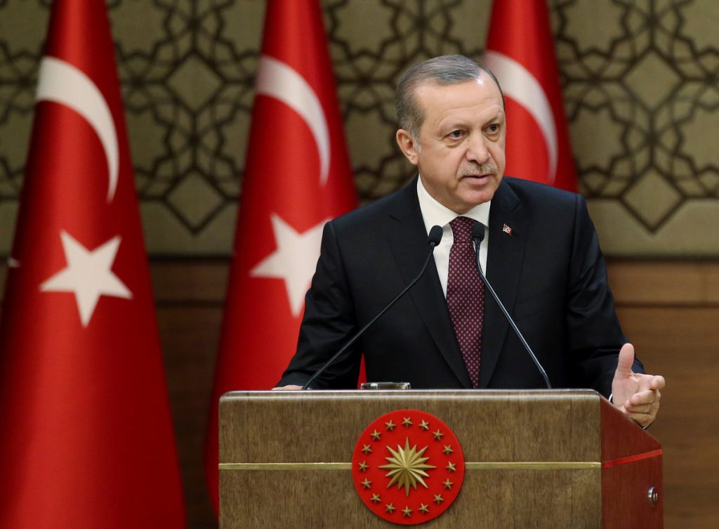“Μετατρέψτε τις καταθέσεις σας σε τουρκικές λίρες”, καλεί τους πολίτες ο Ερντογάν