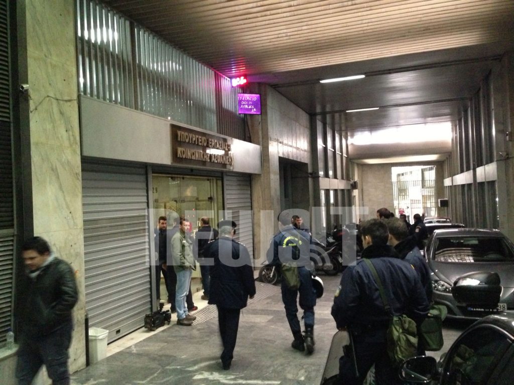 Το ΠΑΜΕ κατέλαβε το γραφείο του Βρούτση