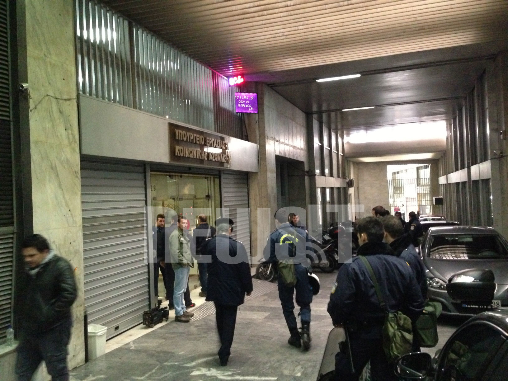 Το ΠΑΜΕ κατέλαβε το γραφείο του Βρούτση