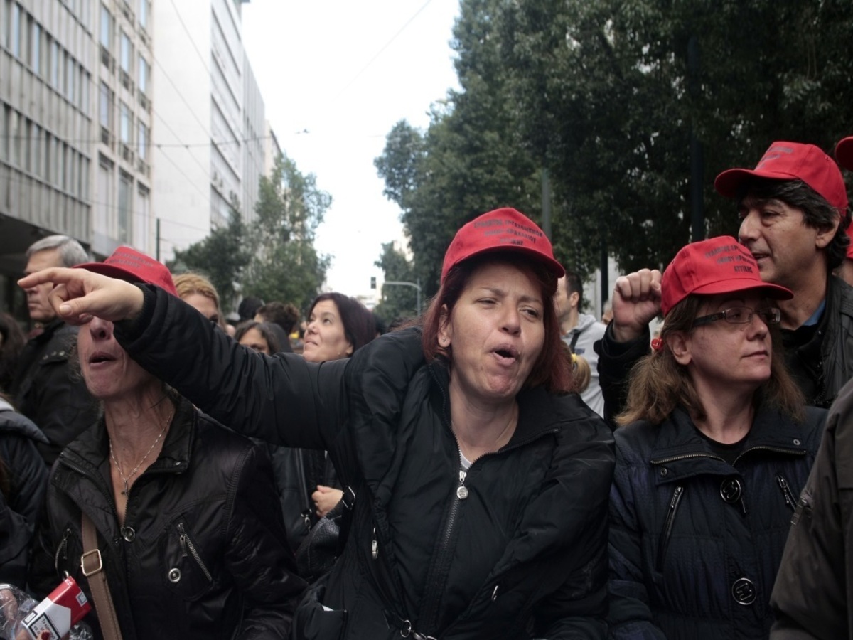 Συγκέντρωση διαμαρτυρίας εργαζόμενων στα πεντάμηνα προγράμματα κοινωφελούς εργασίας έξω από το υπουργείο Εργασίας ΦΩΤΟ EUROKINISSI