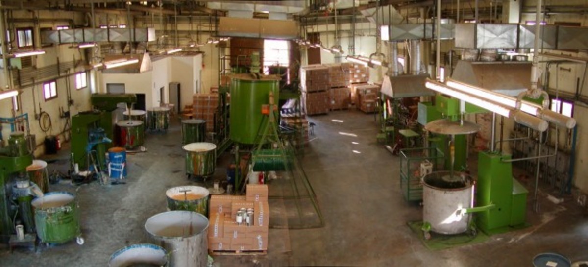 Πάνε για λουκέτο και τα στρατιωτικά εργοστάσια ιματισμού – Παραγγελίες σε ιδιώτες