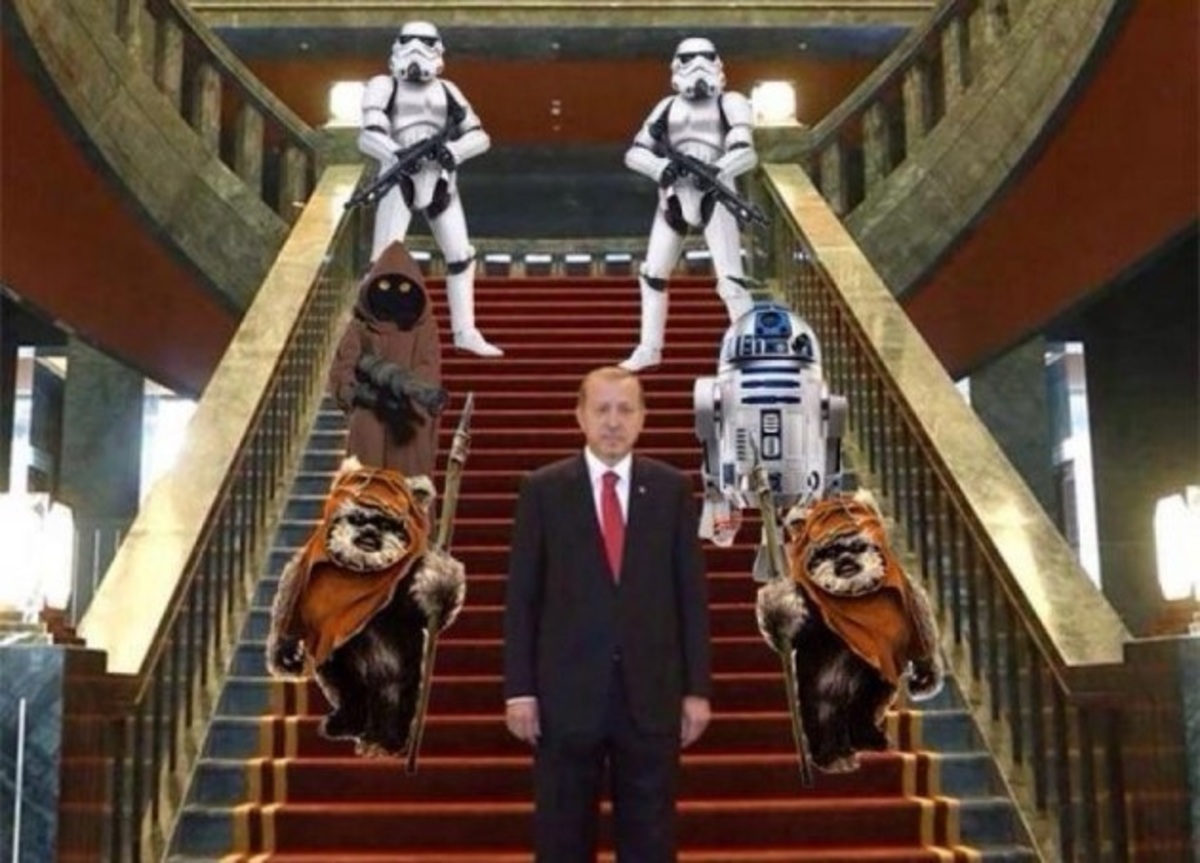 Γελάει όλη η Τουρκία με τις φωτό παρωδία της φρουράς του Ερντογάν!