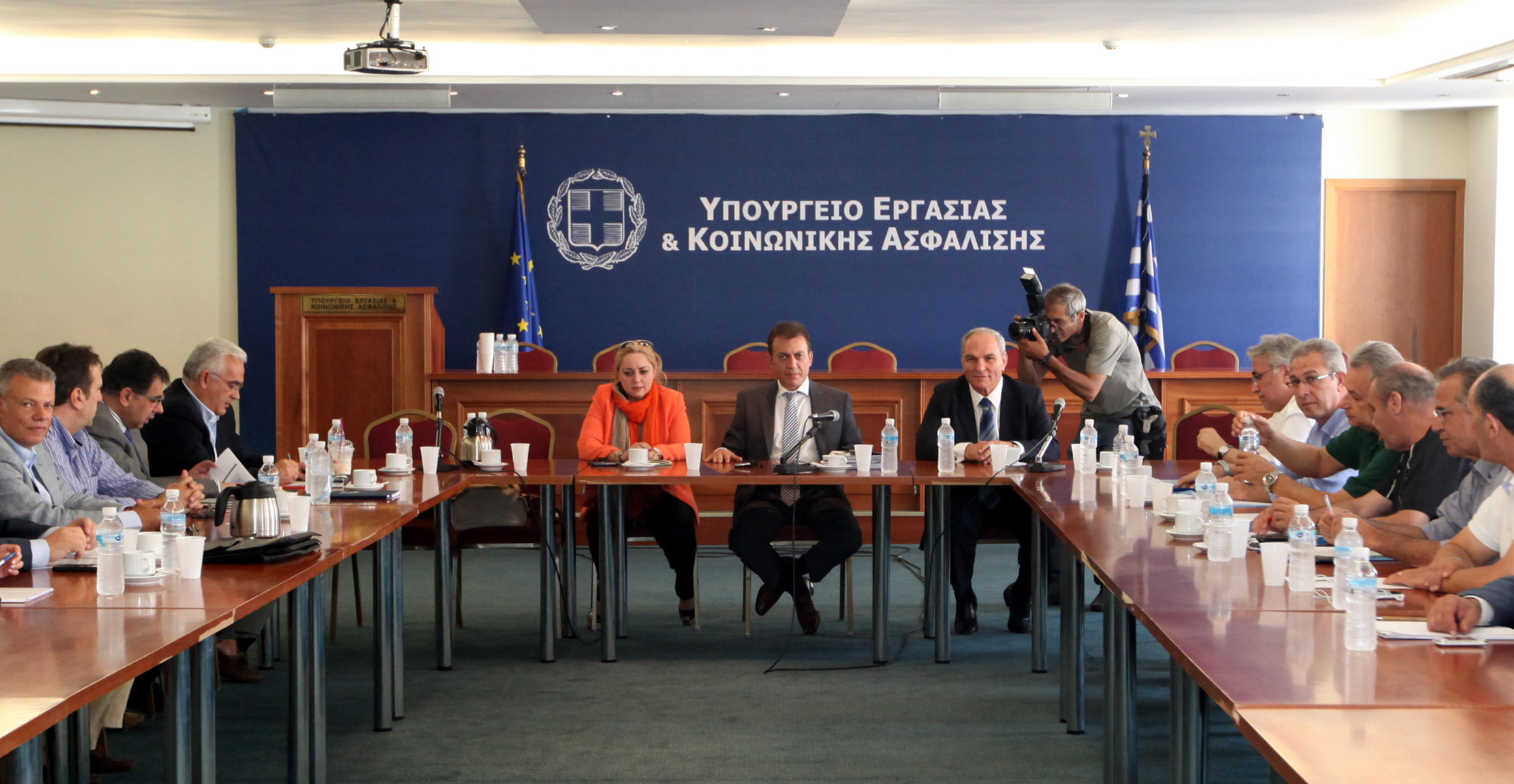 ΕΣΕΕ: Επαναφορά του κατώτατου μισθού στα 701 ευρώ