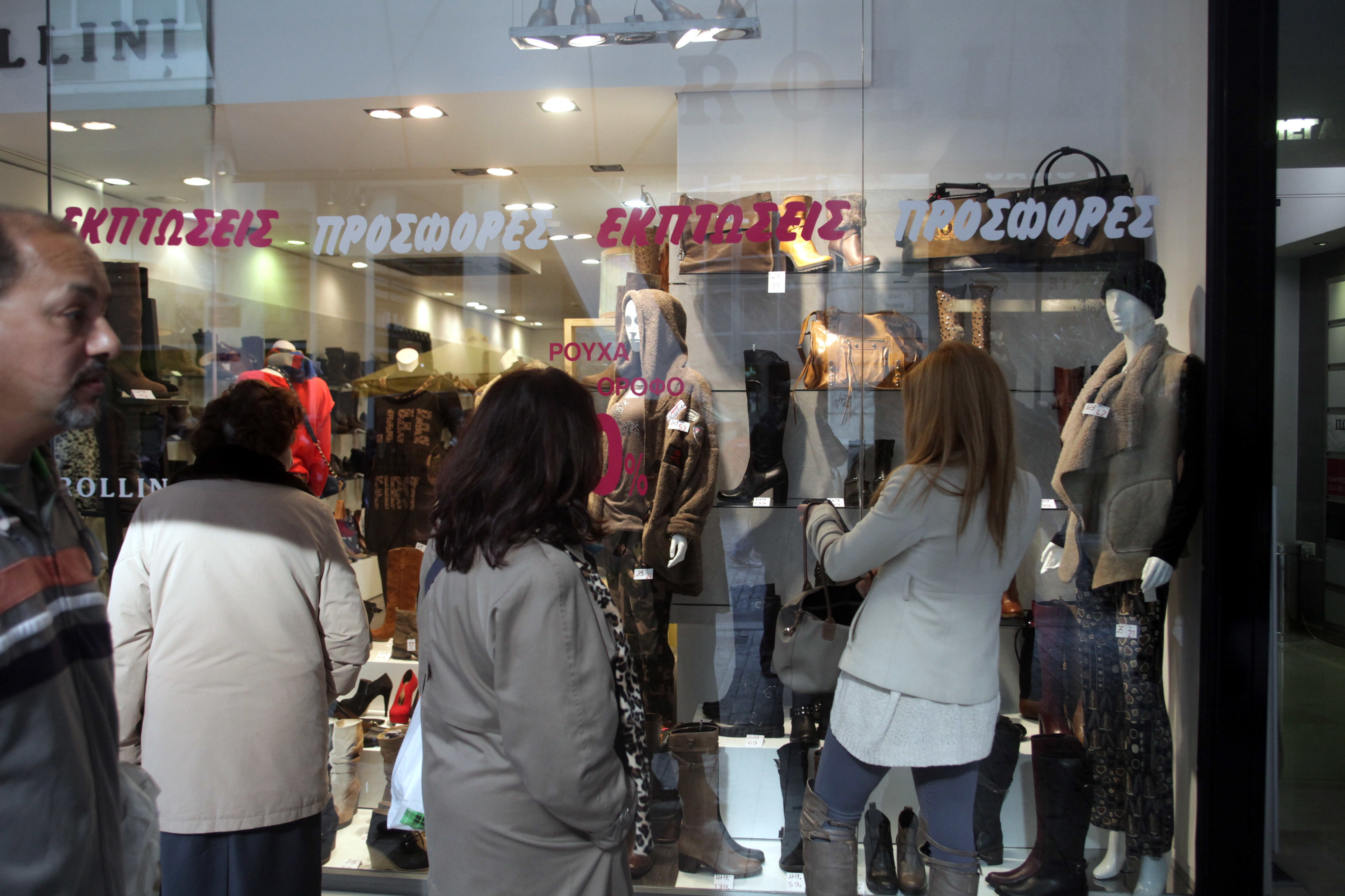 Τσεκούρι 13% στους μισθούς των εμποροϋπαλλήλων ζητάει η ΕΣΕΕ