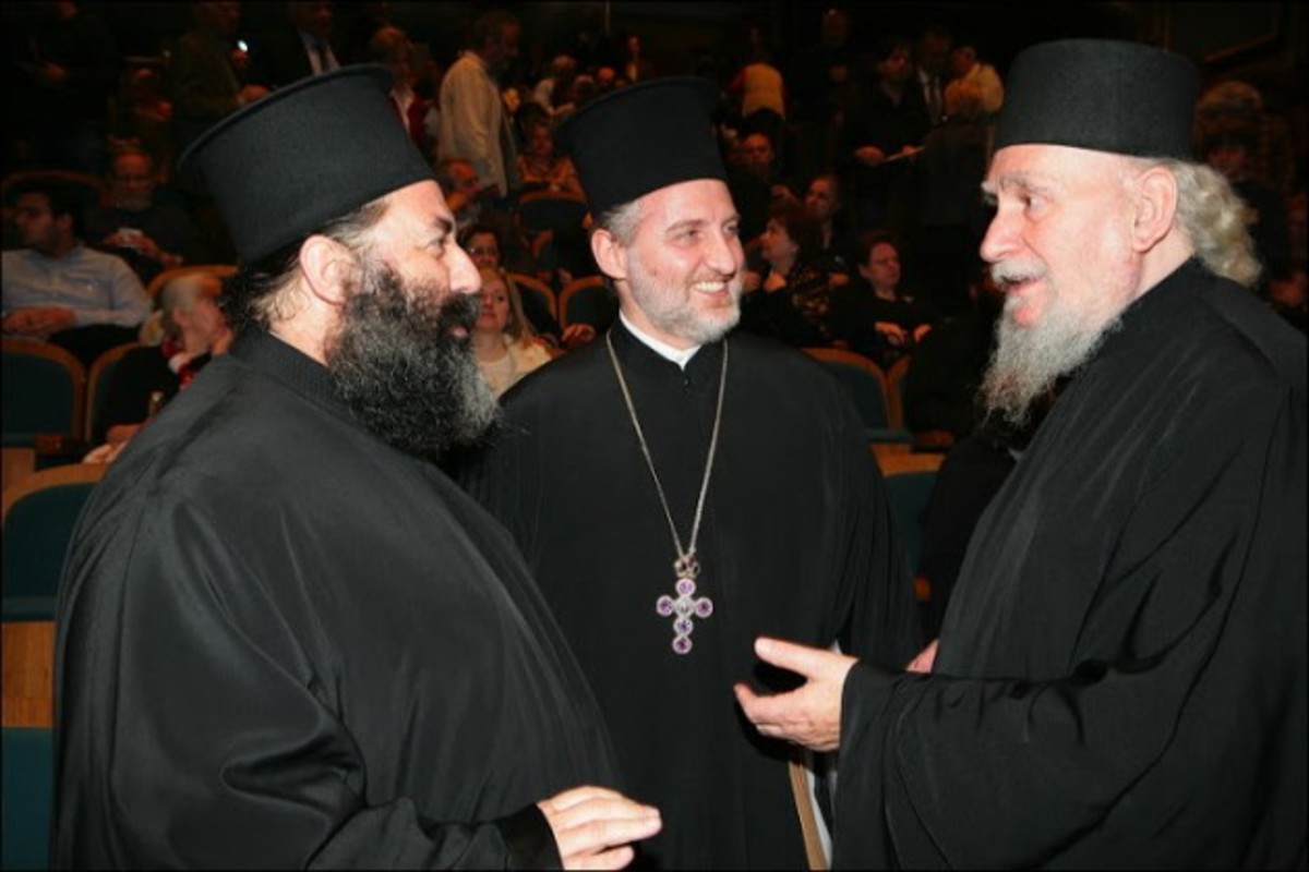 Στα δεξιά τη φωτογραφίας ο Αρχιμανδρίτης Χρυσόστομος