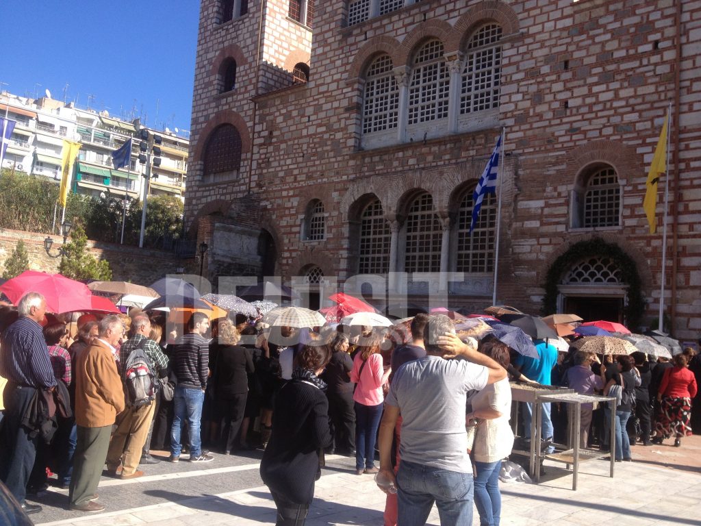 Τρεις ώρες στην ουρά για το προσκύνημα του Άξιον Εστί – VIDEO