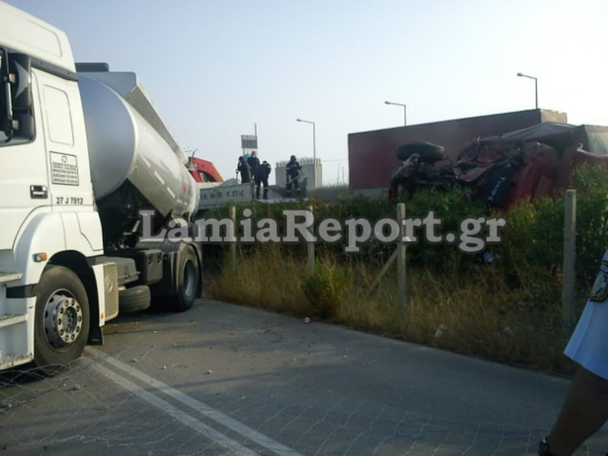 “Μπλόκο” στην εθνική Αθηνών-Λαμίας – Έκλεισε ο δρόμος από σύγκρουση φορτηγών