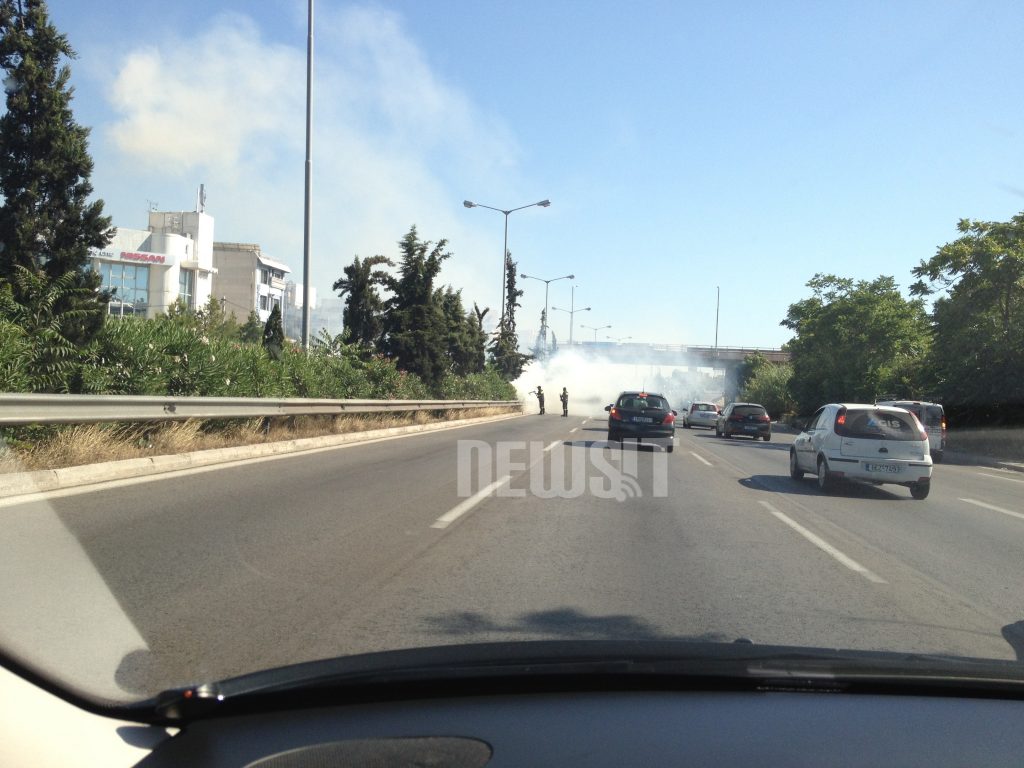 Φωτιά στην εθνική οδό – Κλειστές δύο λωρίδες κυκλοφορίας – ΦΩΤΟ