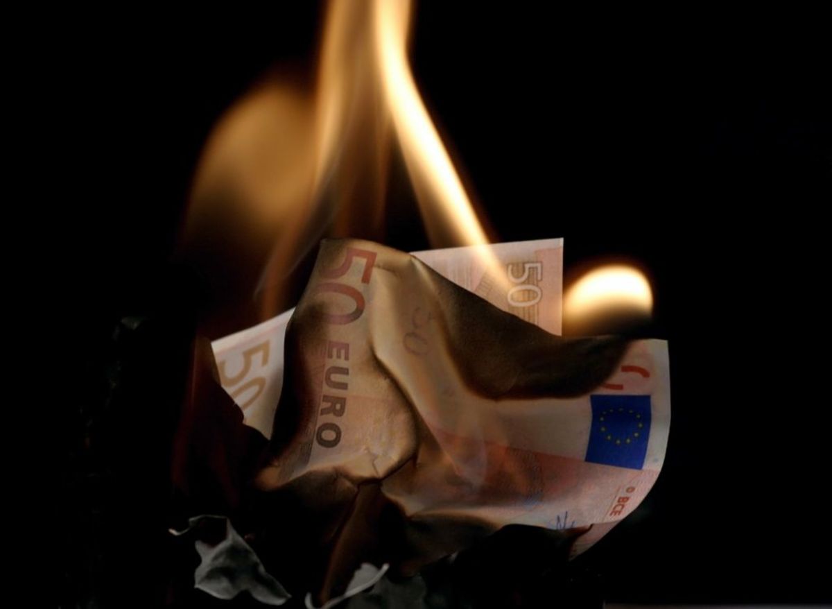 Πήγε να καεί… καίγοντας χαρτονομίσματα!