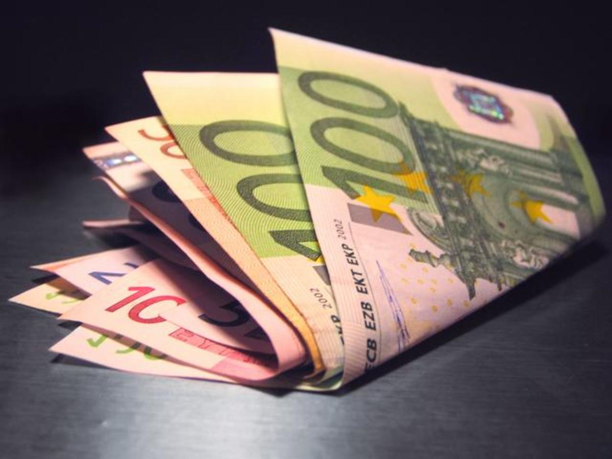 Οι Ελβετοί ψηφίζουν για κατώτατο μισθό 3.275 ευρώ