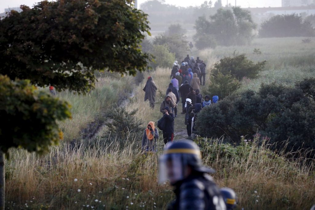 Πρωτοφανή επεισόδια αστυνομικών – μεταναστών στη σήραγγα της Μάγχης – Βίντεο