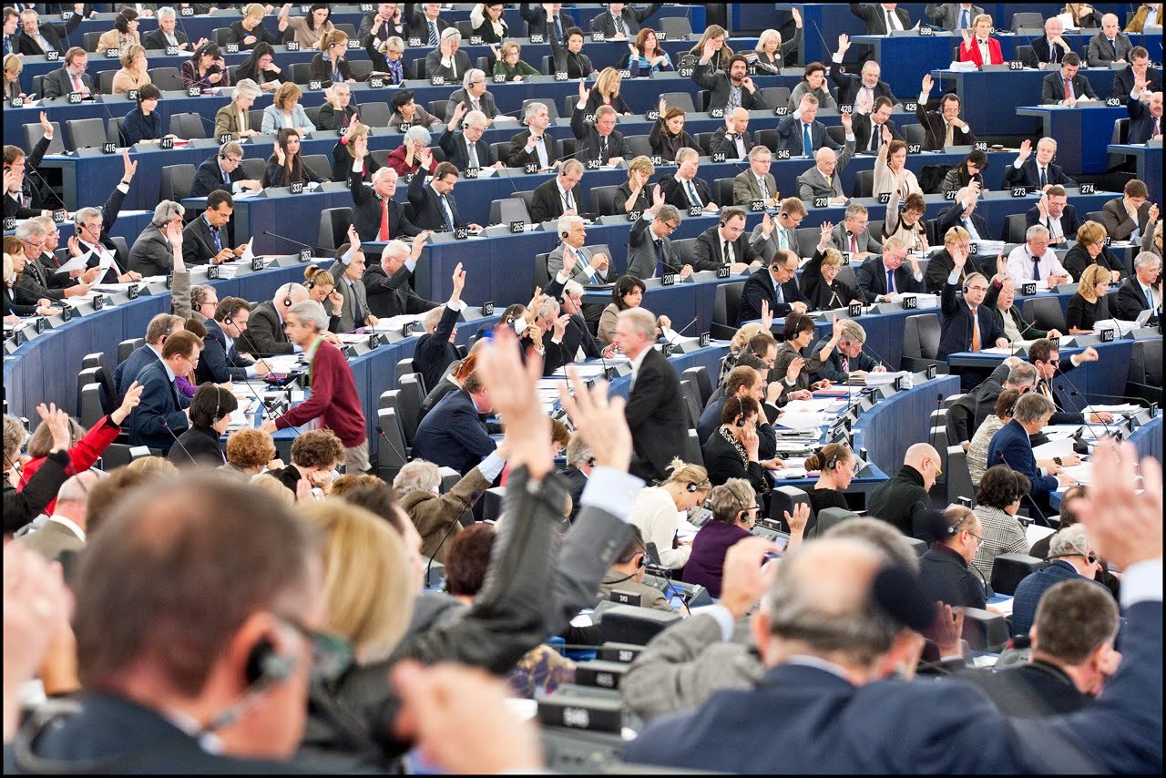 Προσπάθεια εξίσωσης του ΣΥΡΙΖΑ με τη Χρυσή Αυγή στο Ευρωκοινοβούλιο