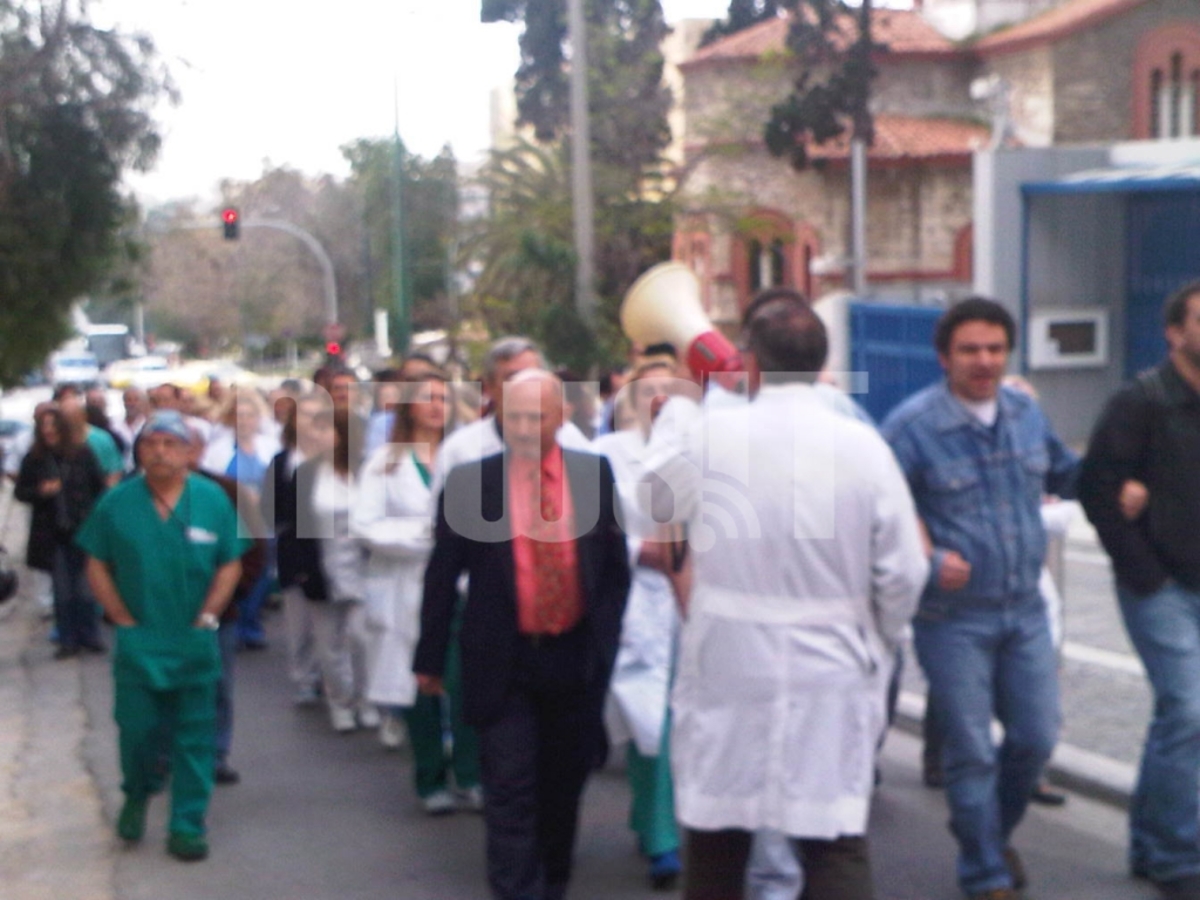 ΩΡΑ 09.20 ΓΙΑΤΡΟΙ ΚΑΙ ΠΡΟΣΩΠΙΚΟ ΔΙΑΜΑΡΤΥΡΟΝΤΑΙ ΣΤΟ ΠΡΟΑΥΛΙΟ ΤΟΥ ΕΥΑΓΓΕΛΙΣΜΟΥ