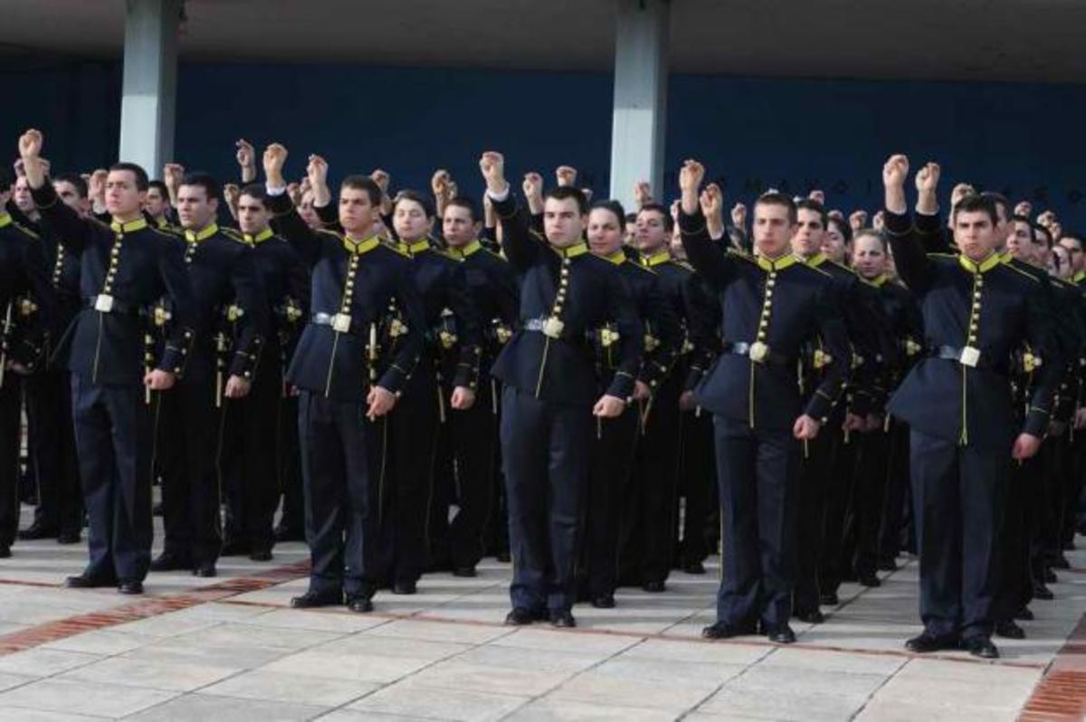 Η τρόϊκα κλείνει τις στρατιωτικές – αστυνομικές σχολές για 2 χρόνια! Το 2015 ξανά εγγραφές!