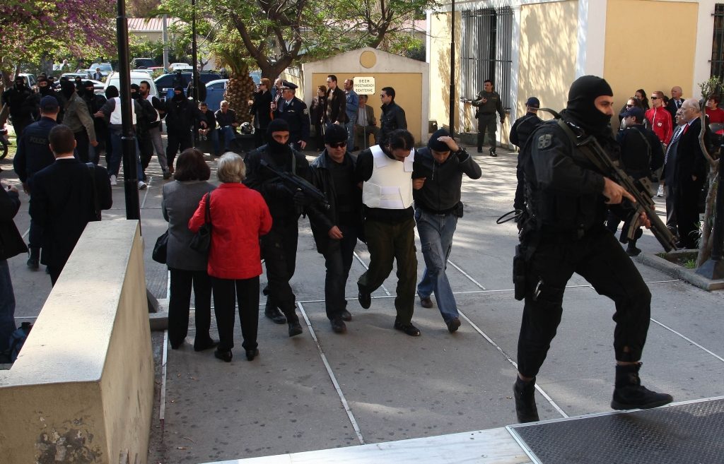 Οπλισμένοι σαν αστακοί οι άνδρες της αστυνομίας μεταφέρουν τους υποπτους ΦΩΤΟ EUROKINISSI