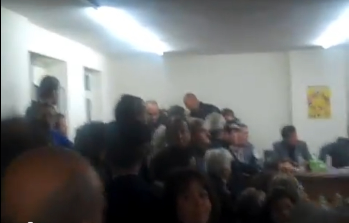 Εύβοια: Ξύλο και βαρύτατες εκφράσεις στο δημοτικό συμβούλιο – Δείτε βίντεο!