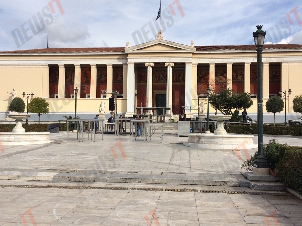 Στήνουν την εξέδρα που θα μιλήσει ο Τσίπρας (ΦΩΤΟΓΡΑΦΙΕΣ)