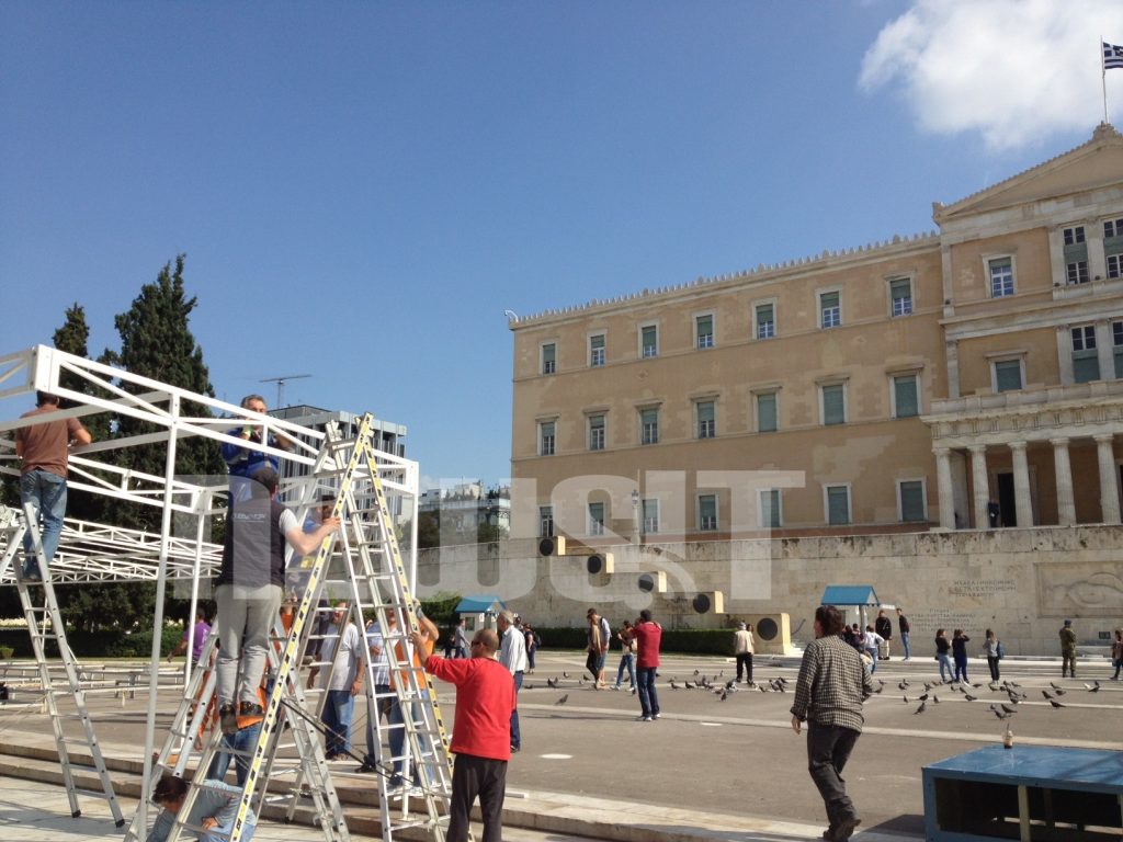 Στήνουν την εξέδρα των επισήμων για την παρέλαση – ΦΩΤΟΡΕΠΟΡΤΑΖ