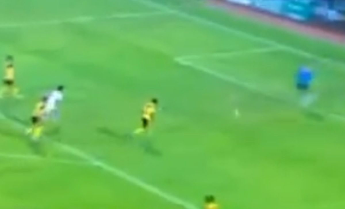 Πού πας παλικάρι μου; Απίθανη γκάφα τερματοφύλακα (VIDEO)