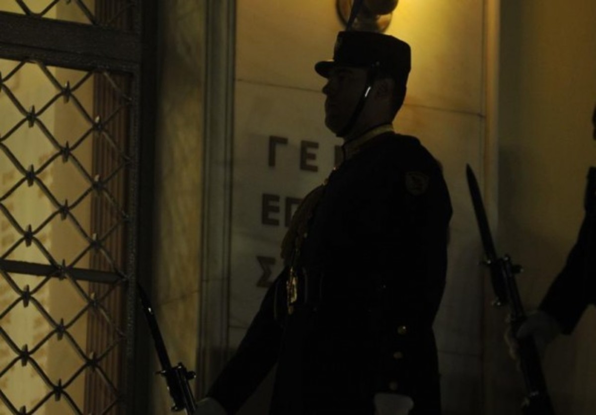 Πάνε πίσω οι “αυξήσεις” στους στρατιωτικούς