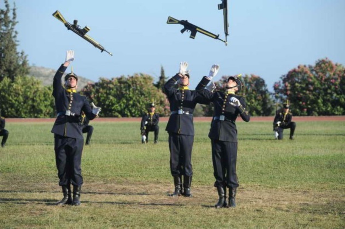 Γιατί πάει η Σχολή Ευελπίδων στο Δίστομο;