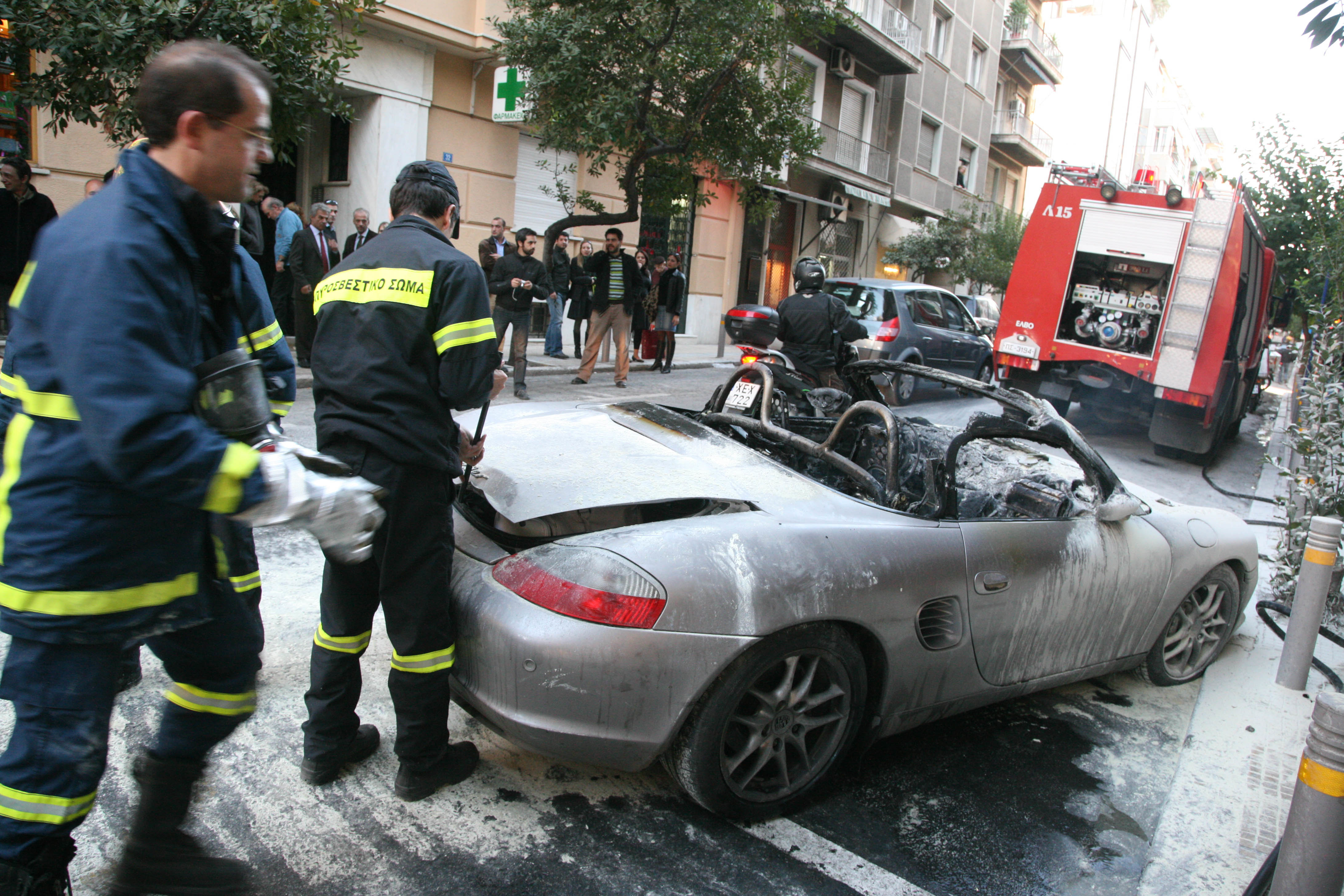 Μπαράζ εμπρησμών πολυτελών αυτοκινήτων