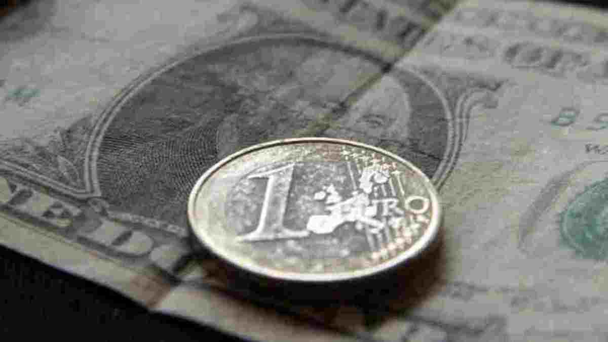 Πέφτει το ευρώ λόγω Moody’ s – Η Credit Agricole προβλέπει νέα μέτρα για την Ελλάδα