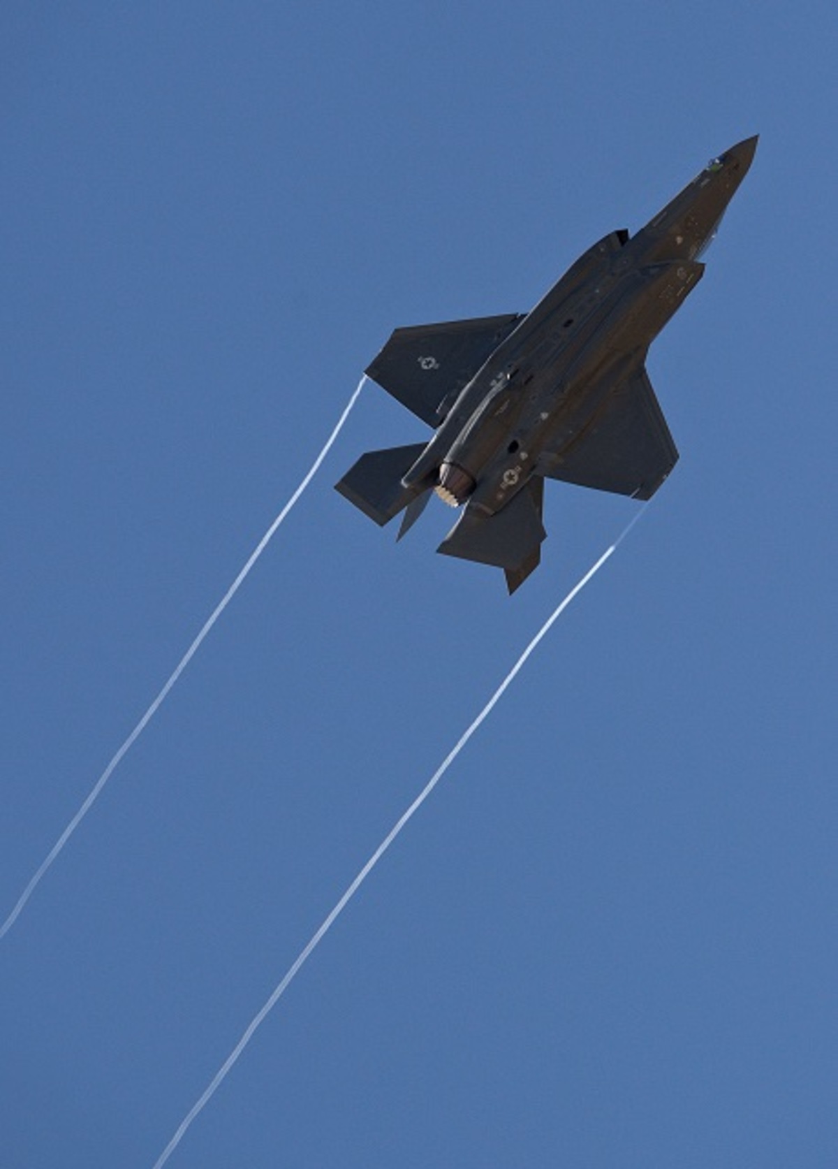 Μαχητικό F-35 “χορεύει” στις χαράδρες της Ουαλίας [vid]