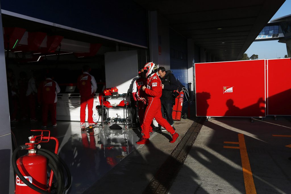 F1: Στην πρώτη του επαφή με τη Ferrari, o Raikkonen γύρισε στα pit με τα πόδια!