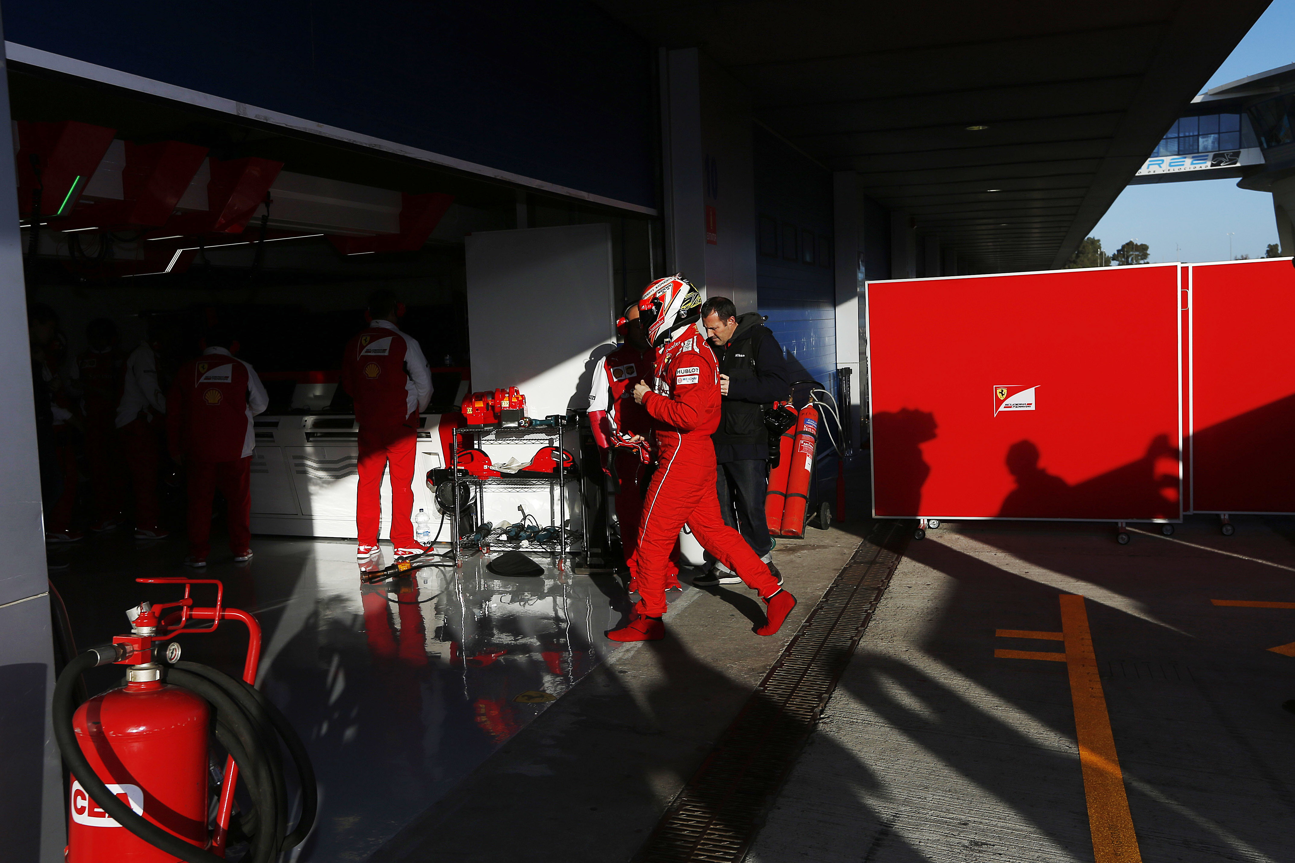 F1: Στην πρώτη του επαφή με τη Ferrari, o Raikkonen γύρισε στα pit με τα πόδια!