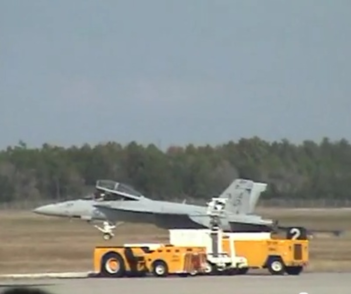 Δείτε τι γίνεται όταν το F18 τραβάει.. χειρόφρενο!
