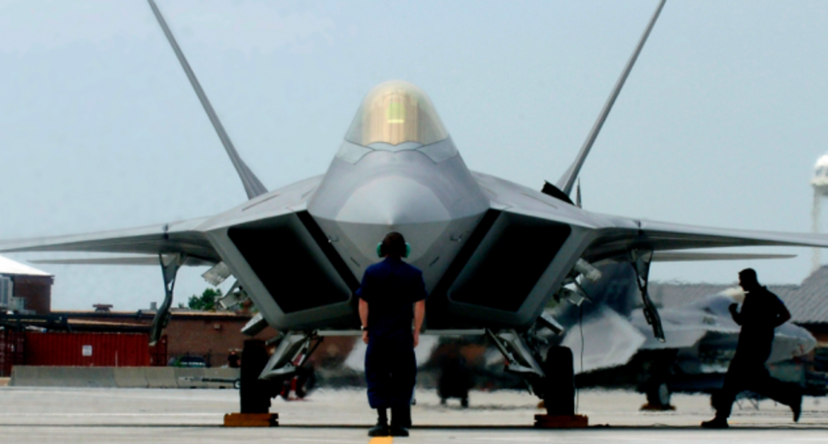 ΒΙΝΤΕΟ: Το F 22 βλάπτει σοβαρά την υγεία! Μετά τους πιλότους, αρρωσταίνουν και οι μηχανικοί!