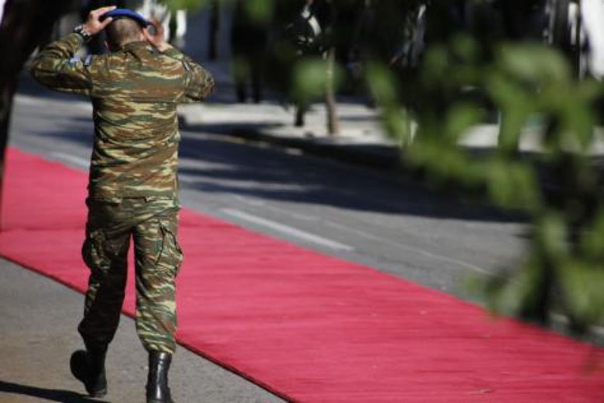 Ετοιμάζεται μεγάλη κινητοποίηση στρατιωτικών ενάντια στις “επεμβάσεις της τρόϊκας στην Άμυνα”