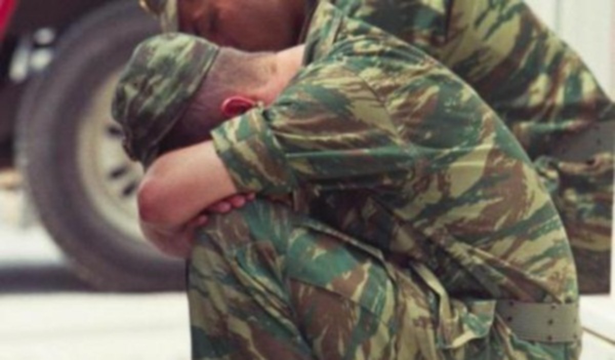 Στρατιώτες απολύονται αλλά παραμένουν στα στρατόπεδα γιατί δεν έχουν λεφτά να φύγουν!