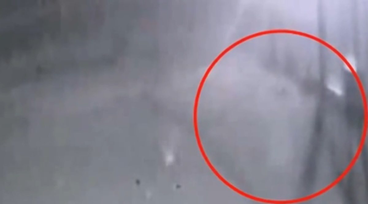 Aπίστευτο βίντεο με ένα φάντασμα να “τρέχει” έξω από αστυνομικό σταθμό