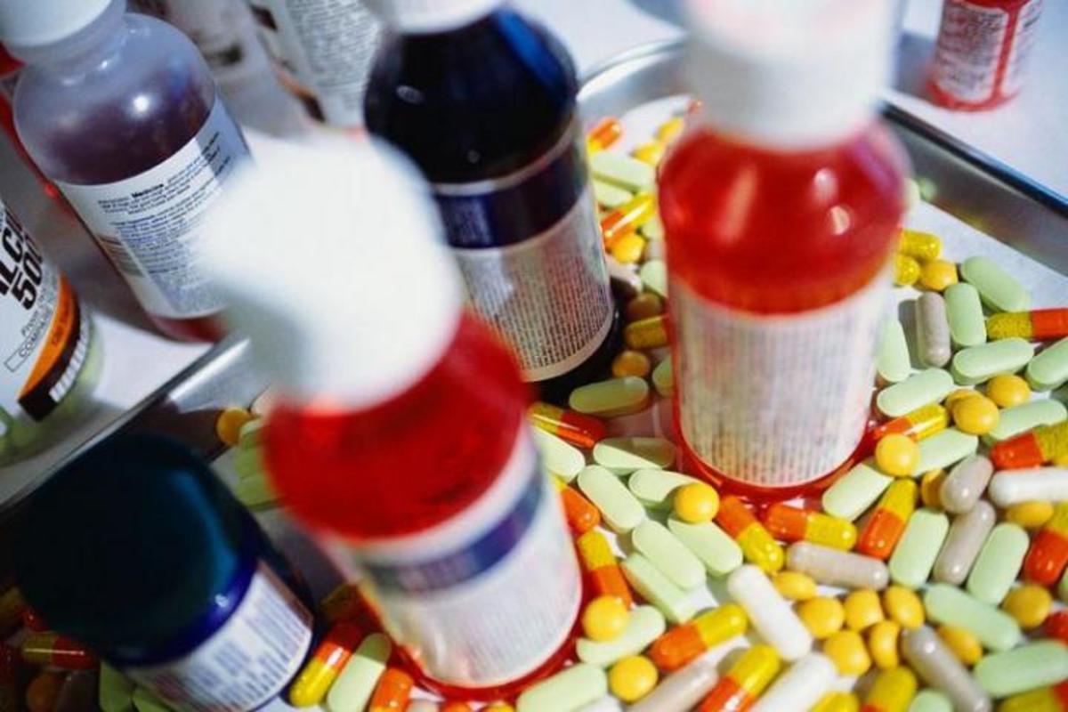 Ανησυχία με τους Έλληνες που “κατεβάζουν” τα αντιβιοτικά σαν καραμέλες