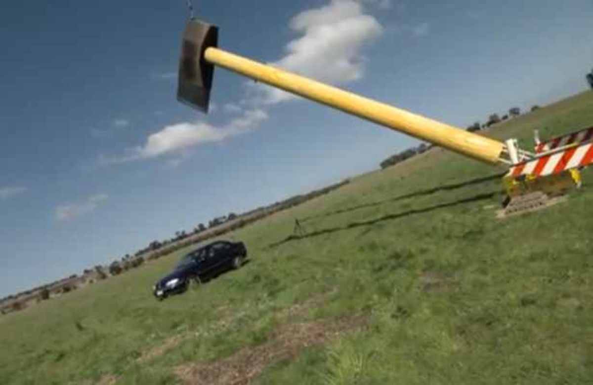 Εκπομπή για γερά νεύρα! Το τσεκούρι έκοψε το αμάξι στα δύο!