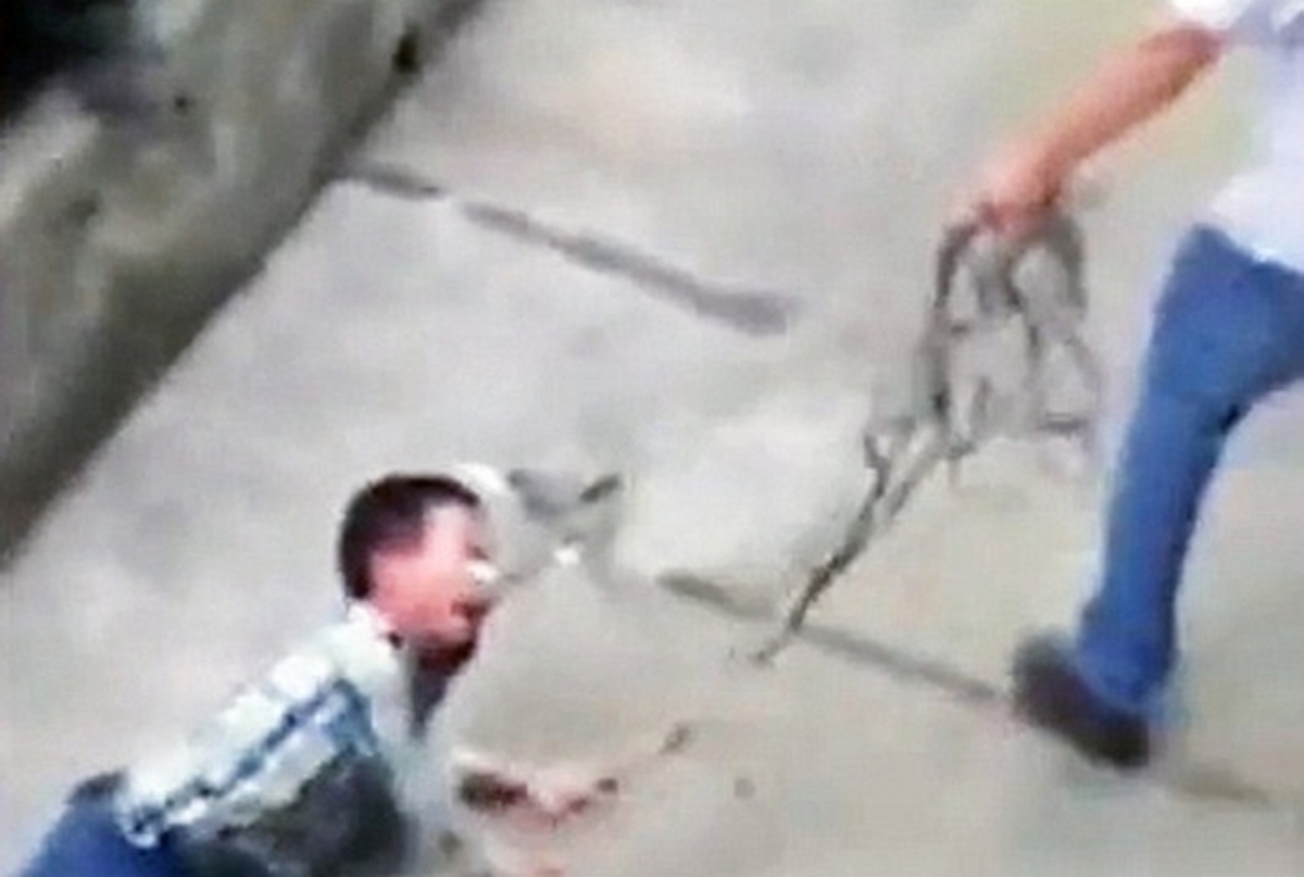 Βίντεο: Έσερνε τον γιο του με σκοινί από τον λαιμό (ΠΡΟΣΟΧΗ, ΣΚΛΗΡΕΣ ΕΙΚΟΝΕΣ)