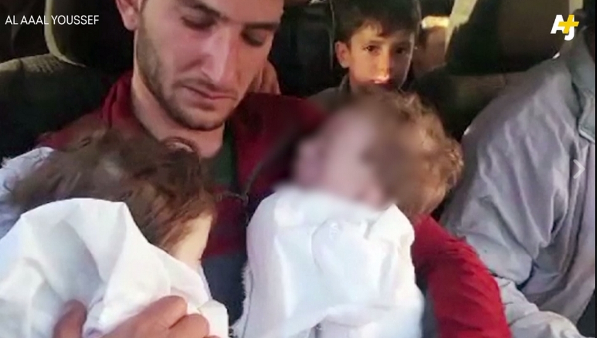Η φρίκη του πολέμου στη Συρία: Συγκλονίζει ο πατέρας με τα νεκρά δίδυμα στην αγκαλιά του [vid]