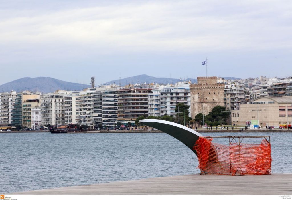 Θεσσαλονίκη: Γλυπτό του Βαρώτσου θα στηθεί στη Νέα Παραλία – “Μετακομίζει” το Φεγγάρι