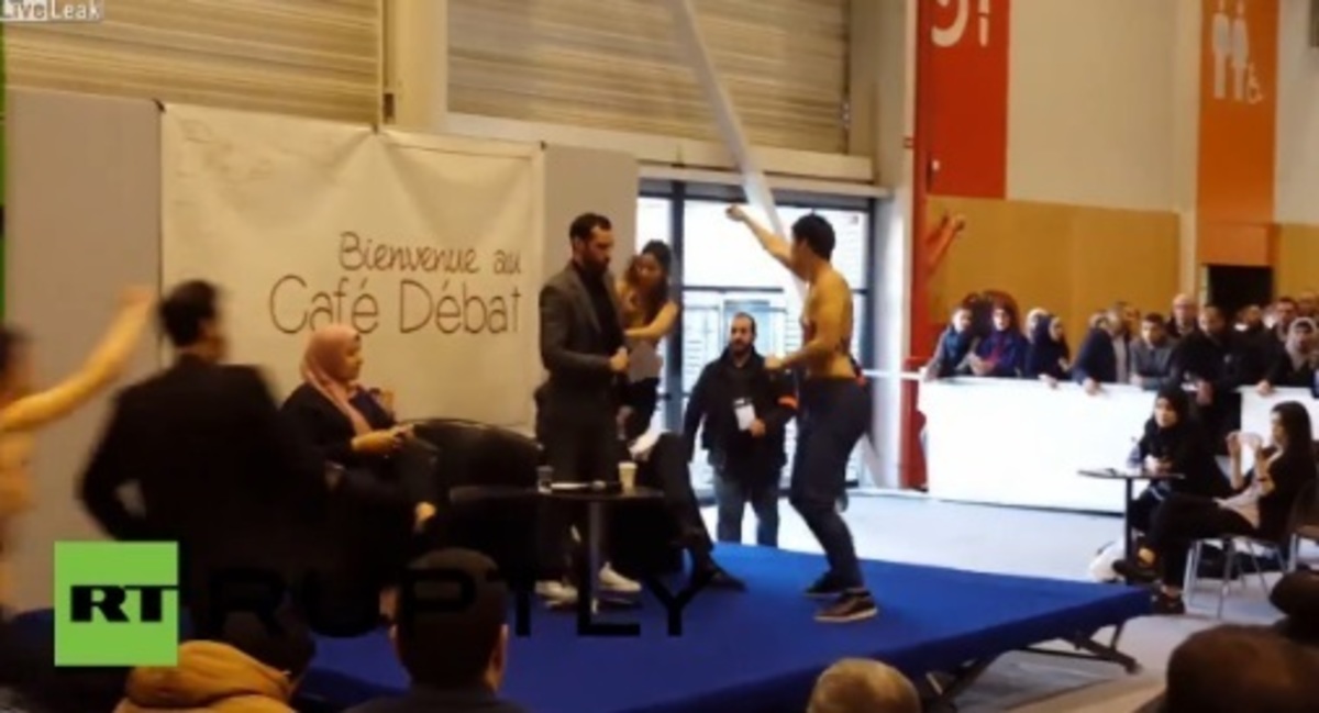 Γυμνόστηθες ακτιβίστριες της Femen εισέβαλαν σε ομιλία αμφιλεγόμενου ισλαμολόγου – ΒΙΝΤΕΟ